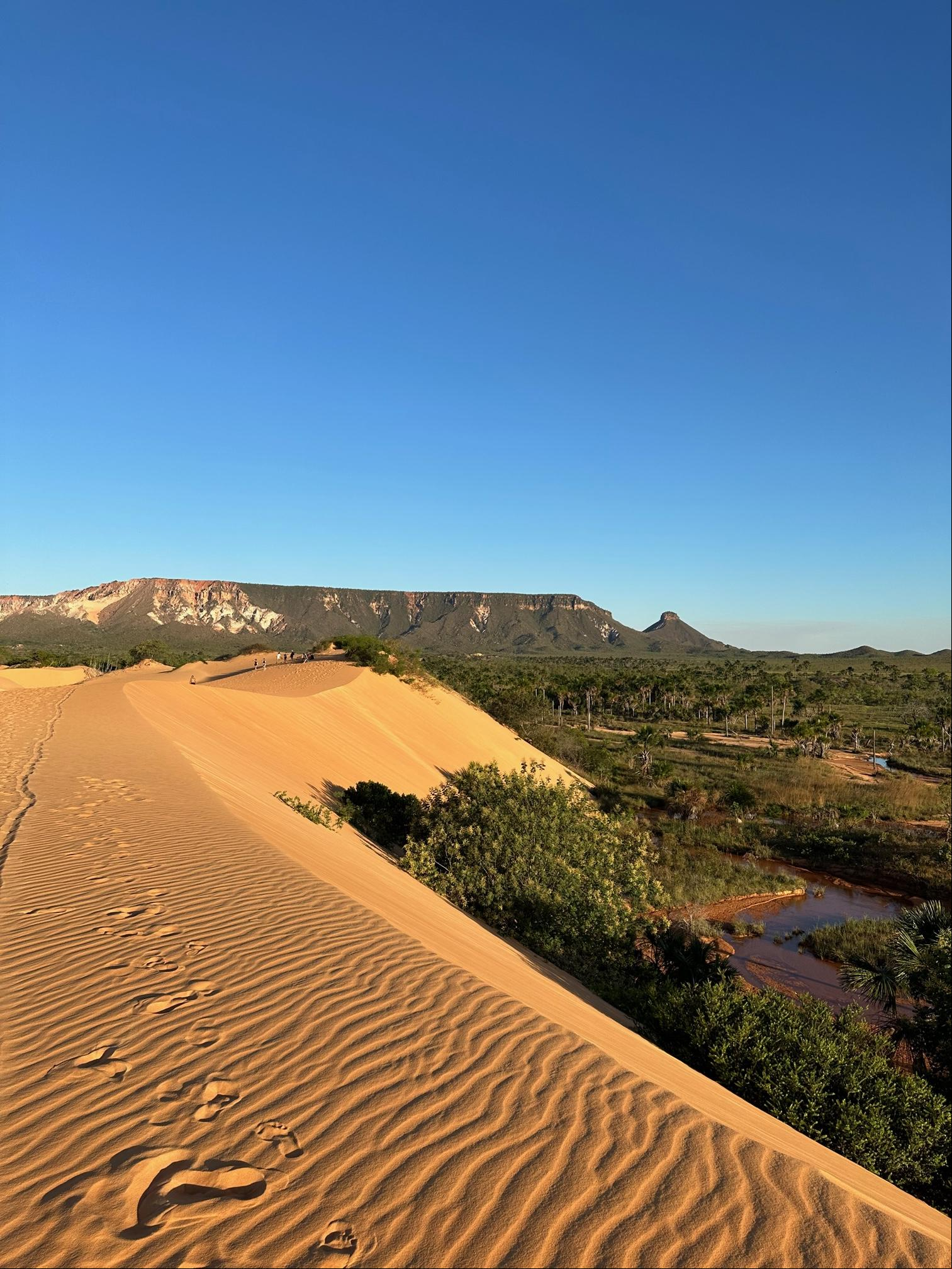 As dunas alaranjadas do Jalapão e o mirante do Espírito Santo ao fundo
